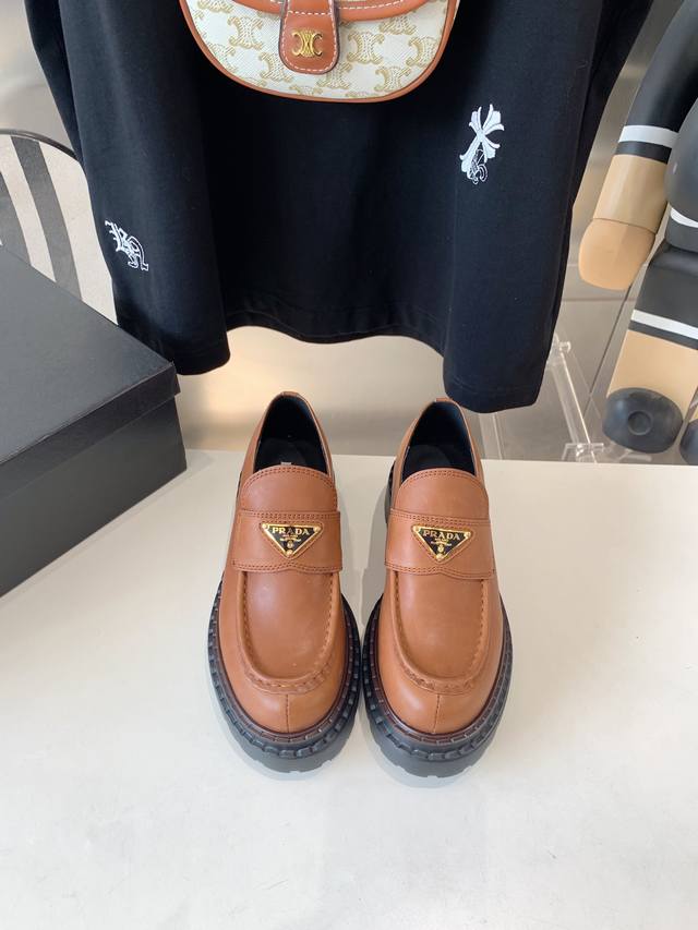 出厂价 Prada 普拉达24Ss秋冬走秀款乐福鞋 太古汇原版购入爆拆复刻 鞋子上脚很轻便，走路舒适度都很赞 运用三角标设计风格值得拥有 鞋型韵味超赞，非常有特